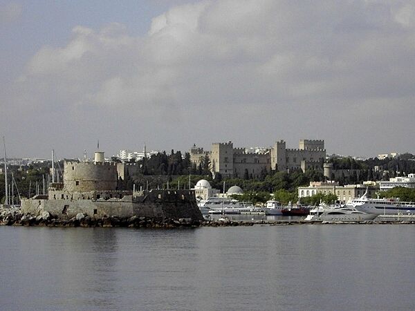 Der Gro�meisterpalast von Rhodos, links vorne die Festung Agios Nikolaos