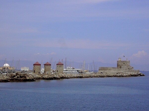 Die Windm�hlen am Hafen Mandraki, rechts die Festung Agios Nikolaos