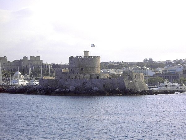 Die Festung Agios Nikolaos von der Seeseite, links hinten der Gro�meisterpalast