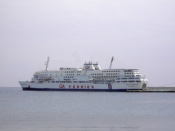 F�hrschiff im Hafen von Rhodos