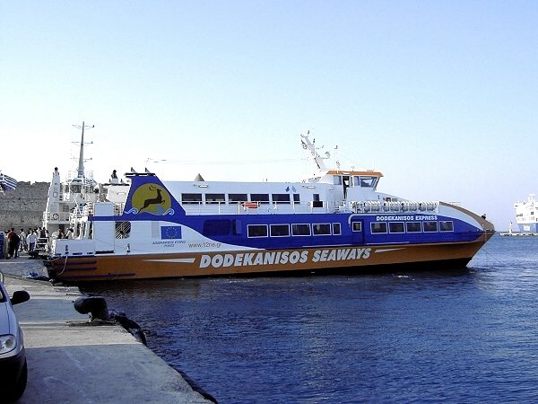 F�hre des "Dodekanisos Express" im Hafen von Rhodos