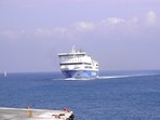 F�hre der "Blue Star Ferries" im Hafen von Rhodos