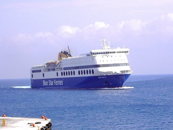 F�hre der "Blue Star Ferries" kurz vorm Anlegen im Hafen von Rhodos