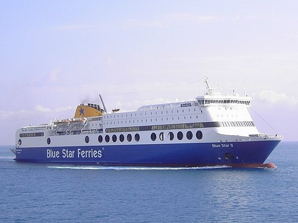 F�hre der "Blue Star Ferries" kurz vorm Anlegen im Hafen von Rhodos