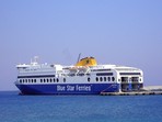 F�hre der "Blue Star Ferries" im Hafen von Rhodos
