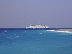 Rhodos: die Nordspitze der Insel, im Hintergrund eine auslaufende F�hre