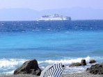 Rhodos-Stadt: Kieselstrand, im Hintergrund eine F�hre und die t�rkische Halbinsel Loryma