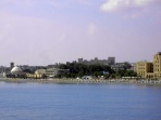 Blick von der Symi-F�hre auf Rhodos-Stadt, rechts das Casino, im Hintergrund der Gro�meisterpalast