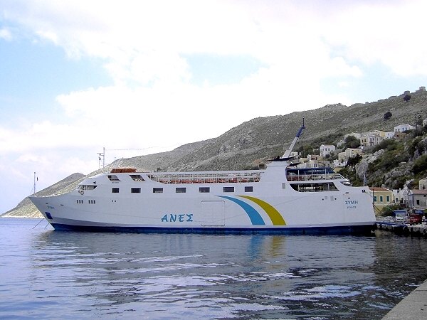 Die F�hre im Hafen der Stadt Symi