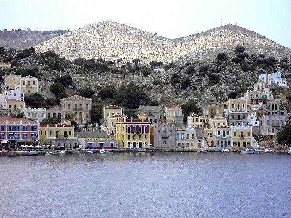Stadt Symi: typisch sind die gelb-braunen Kapit�nsh�user
