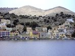 Stadt Symi: typisch sind die gelb-braunen Kapit�nsh�user in der Farbe der Schw�mme