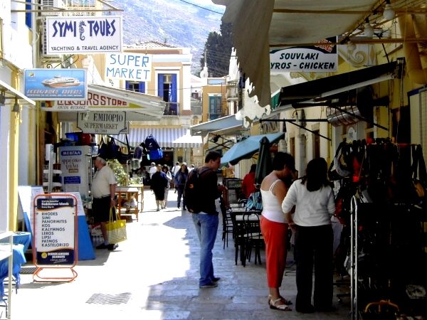Stadt Symi: Einkaufsstra�e im Hafenviertel Gialos