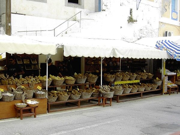 Symi Gialos: heute werden Schw�mme an die Ausfl�gler verkauft
