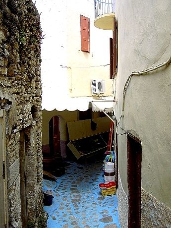Symi Chorio: enge Gassen pr�gen das Bild der Stadt am Berg