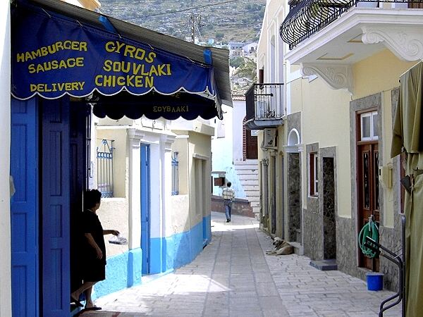 Symi Chorio: enge Gassen pr�gen das Bild der Stadt am Berg