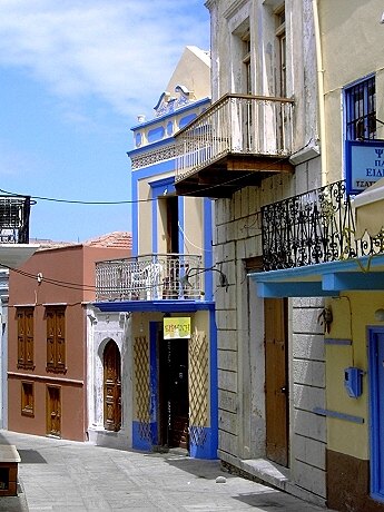 Symi Chorio: enge Gassen pr�gen das Bild der Stadt am Berg