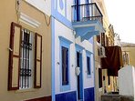 Typische H�userfarben in Symi Stadt: gelb/braun oder blau/wei�